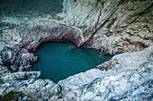 Karstquelle, die aus den Höhlen entspringt, die den Fluss Sorgue speisen, die Schlucht von Fontaine-de-Vaucluse, Frankreich