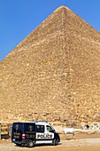 Fahrzeug der Touristenpolizei, die Cheopspyramide, genannt die große Pyramide, die größte aller Pyramiden, Kairo, Ägypten, Afrika