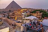 Straßencafé am Fuße der Pyramiden von Gizeh, Kairo, Ägypten, Afrika