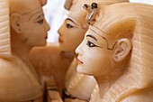 in alabaster gemeißelte köpfe, die das gesicht tutanchamuns darstellen, deckel von kanopen, die die eingeweide des königs enthalten, ägyptisches museum in kairo, das dem ägyptischen altertum gewidmet ist, kairo, ägypten, afrika