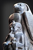 Statue von Ramses II. als Kind, beschützt von Horus, dem Sonnengott mit dem Kopf eines Falken, Ägyptisches Museum von Kairo, das dem ägyptischen Altertum gewidmet ist, Kairo, Ägypten, Afrika