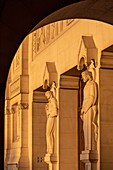 Statuen am Eingang der Basilika Sainte-Therese von Lisieux, Wallfahrtsort, Lisieux, Pays d'Auge, Normandie, Frankreich