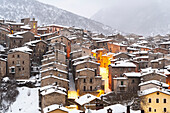 Snowfall on the first light of the mountain village of Scanno, Abruzzo national park, L’aquila province, Abruzzo, Italy