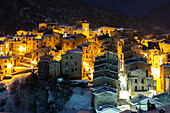 Nachtansicht des beleuchteten und schneebedeckten Bergdorfs Scanno, Nationalpark Abruzzen, Provinz L'aquila, Abruzzen, Italien