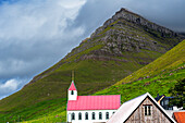 Detail einer traditionellen Kirche und eines Gebäudes im Dorf Kunoy, Insel Kunoy, , Färöer Inseln, Dänemark, Europa