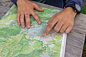 Wanderer bei der Planung einer Wanderung mit Wanderkarte von Sass de Putia, Passo delle Erbe, Dolomiten, Puez Geisler, Bezirk Bozen, Südtirol, Italien, Europa.