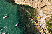 Blick von oben auf die Küste von Circeo mit Kajaks und Kanus am Strand, Bucht von Prigionieri, Nationalpark Circeo, Pontinische Ebene, Provinz Latina, Latium, Mittelitalien, Italien, Südeuropa, Europa