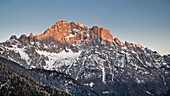 Sonnenuntergang auf dem Monte Civetta, Teil der Dolomiti di Zoldo, Unesco-Kulturerbe, natürlicher Rahmen für die Stadt Alleghe, Belluno, Veneto, Iltay