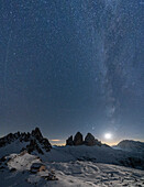 Mondlicht auf dem verschneiten Monte Paterno, Drei Zinnen und Locatelli-Hütte, Sextner Dolomiten, Südtirol, Italien