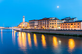 Abenddämmerung über alten Gebäuden und der Ponte di Mezzo-Brücke am Ufer des Arno (Lungarno), Pisa, Toskana, Italien