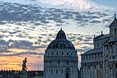 Bewölkter Himmel bei Sonnenuntergang über dem Baptisterium und dem Dom (Duomo), Piazza dei Miracoli, Pisa, Toskana, Italien