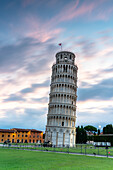 Sonnenaufgang über dem schiefen Turm von Pisa, Toskana, Italien
