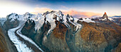 Sonnenaufgang über dem majestätischen Matterhorn und dem Gornergletscher (Gornergletscher), Luftaufnahme, Zermatt, Kanton Wallis, Schweiz
