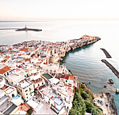 Weiß getünchte Häuser in der Altstadt von Vieste bei Sonnenaufgang, Luftaufnahme, Provinz Foggia, Nationalpark Gargano, Apulien, Italien