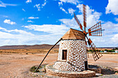 Klarer Himmel über der alten Windmühle aus Stein und Holz, Tefia, Fuerteventura, Kanarische Inseln, Spanien