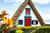 Fassade eines traditionellen strohgedeckten dreieckigen Hauses in Santana, Insel Madeira, Portugal
