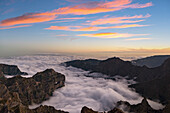 Der Gipfel des Pico Ruivo taucht bei Sonnenuntergang aus einem Meer von Wolken auf, Madeira, Portugal