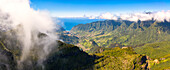 Wolken über Bergen und grünem Tal mit dem blauen Atlantik im Hintergrund, Sao Vicente, Insel Madeira, Portugal
