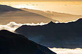 Silhouette des Pico Ruivo bei Sonnenuntergang, Madeira, Portugal