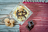 Dessert mit Mascarpone, Amaretti und Zartbitterschokolade im Glasbecher von oben, Italien