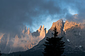 Nebel in der Morgendämmerung über den Bergen der Popera-Gruppe und Selvapiana im Sommer, Sextner Dolomiten, Südtirol, Italien
