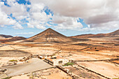 Vulkan in der kargen Landschaft nahe der Casa de los Coroneles (Haus der Obersten), La Oliva, Fuerteventura, Kanarische Inseln, Spanien