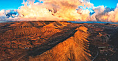 Sonnenaufgang über der roten Steinwüste von Vallebron, Luftaufnahme, La Oliva, Fuerteventura, Kanarische Inseln, Spanien