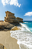 Wellen, die an die Kalksteinklippen und den weißen Sand des Triopetra-Strandes schlagen, Plakias, Insel Kreta, Griechenland
