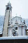 Kirche in einem verschneiten Alpendorf im Winter, Gerola Alta, Valgerola, Valtellina, Provinz Sondrio, Lombardei, Italien