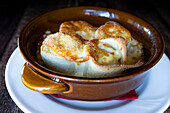 Schüssel mit Manfrigole-Crepes aus Taroz mit Béchamel und Steinpilzen, traditionelles Gericht aus der Valtellina, Lombardei, Italien