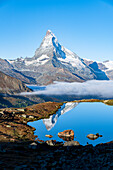 Matterhorn spiegelt sich im Stellisee bei Sonnenaufgang, Zermatt, Kanton Wallis, Schweiz