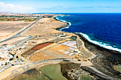 Luftaufnahme der Salinen von Salinas Del Carmen am Meer, Fuerteventura, Kanarische Inseln, Spanien