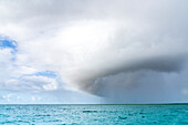 Dramatischer Himmel mit Gewitterwolken über dem türkisfarbenen Wasser des Karibischen Meeres, Barbuda, Antigua & Barbuda, Westindische Inseln