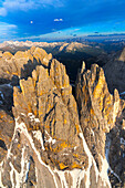 Felszinnen der Torri Del Vajolet bei Sonnenuntergang, Luftbild, Dolomiten, Südtirol, Italien