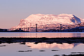 Brücke bei Sonnenuntergang, Moskenes, Nordland, Lofoten-Inseln, Norwegen