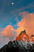 Mond über der Aiguille Noire de Peuterey, Mont Blanc, Provinz Aosta, Aostatal, Italien, Westeuropa