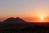 Savanne bei Sonnenuntergang, Damaraland, Namibia, Afrika