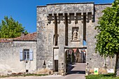 Porte de barme gate, flavigny sur ozerain, (21) cote-d'or, burgundy, france