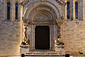 Seiteneingang der Stiftskirche von St. Quiricus und Julietta, San Quirico d'Orcia, Siena, Val d'Orcia, Toskana, Italien, Europa