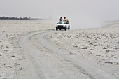 Eine Straße auf der Salzpfanne, Nxai Pan, Botsuana