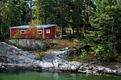 Typisches Holzhaus in Heponiemi im südwestfinnischen Schärengebiet. Die Schärenringstraße oder Saariston rengastie ist voll von Dingen, die man sehen, tun und unternehmen kann. Der Schärenweg kann im oder gegen den Uhrzeigersinn befahren werden. Er beginnt in der historischen Stadt Turku und führt durch ländliche Schärendörfer und erstaunliche Ostseelandschaften. Der Weg kann von Anfang Juni bis Ende August begangen werden.