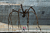 Spinnenskulptur "Maman" von Louise Bourgeois vor dem Guggenheim-Museum in Bilbao, Spanien