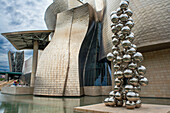 Guggenheim-Museum und Kunstausstellung Silver Balls, beliebte Attraktionen in der Neustadt von Bilbao, Baskenland, Spanien