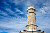 Schöne Naturlandschaft Cabo Mayor Leuchtturm. Landschaftliche Küstenlinie und Abendhimmel. Landschaft und Klippe in Santander. Touristik in Kantabrien.
