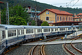 Außenwagen des Luxuszuges Transcantabrico Gran Lujo auf der Fahrt durch Nordspanien, Europa. Fahrt zwischen Unquera und Cabezon de la Sal.