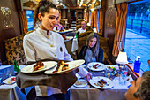 Kabeljau Fischgericht leckeres Essen Gourmet im Restaurant Auto im Inneren des Transcantabrico Gran Lujo Luxuszug travellong über Nordspanien, Europa.