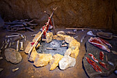 Paläolithische Werkzeuge und Nachbildung einer Höhlenmalerei mit Bison, Nationalmuseum und Forschungszentrum von Altamira, Santillana del Mar, Kantabrien, Spanien