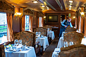 Interieur des Restaurantwagens eines Transcantabrico Gran Lujo Luxuszuges, der durch Nordspanien, Europa, fährt. Erste Klasse Essbereich Eisenbahnwagen.