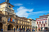 Künstlerisches historisches Gebäude Rathaus im Zentrum der Stadt Oviedo, Asturien, Spanien.