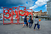 Das Monument namens Letronas repräsentiert die touristische Marke der Stadt und befindet sich im Yachthafen von Gijon, Jardines de la reina Gärten Asturien, Spanien, Europa